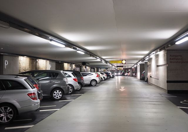 Parking przy lotnisku – na jakie rzeczy zwrócić uwagę przy wyborze