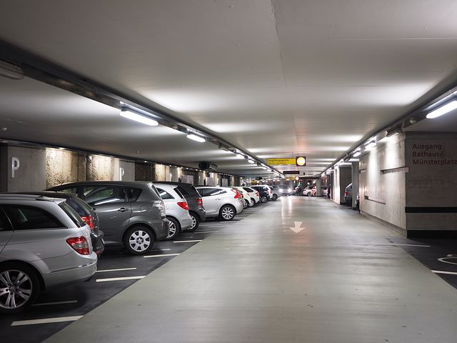 Parking przy lotnisku – na jakie rzeczy zwrócić uwagę przy wyborze